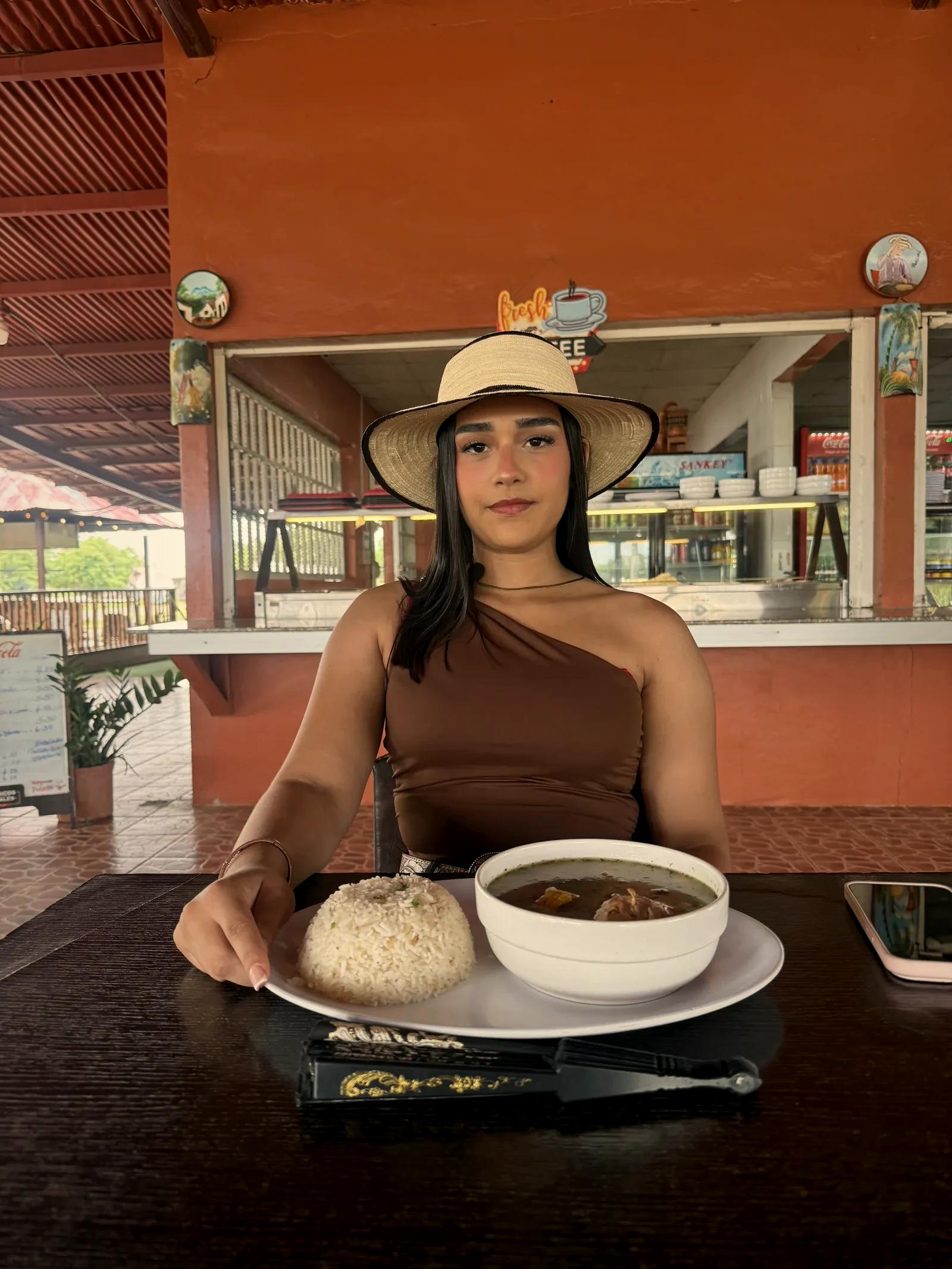 Sopa con arroz recién servida en la mesa