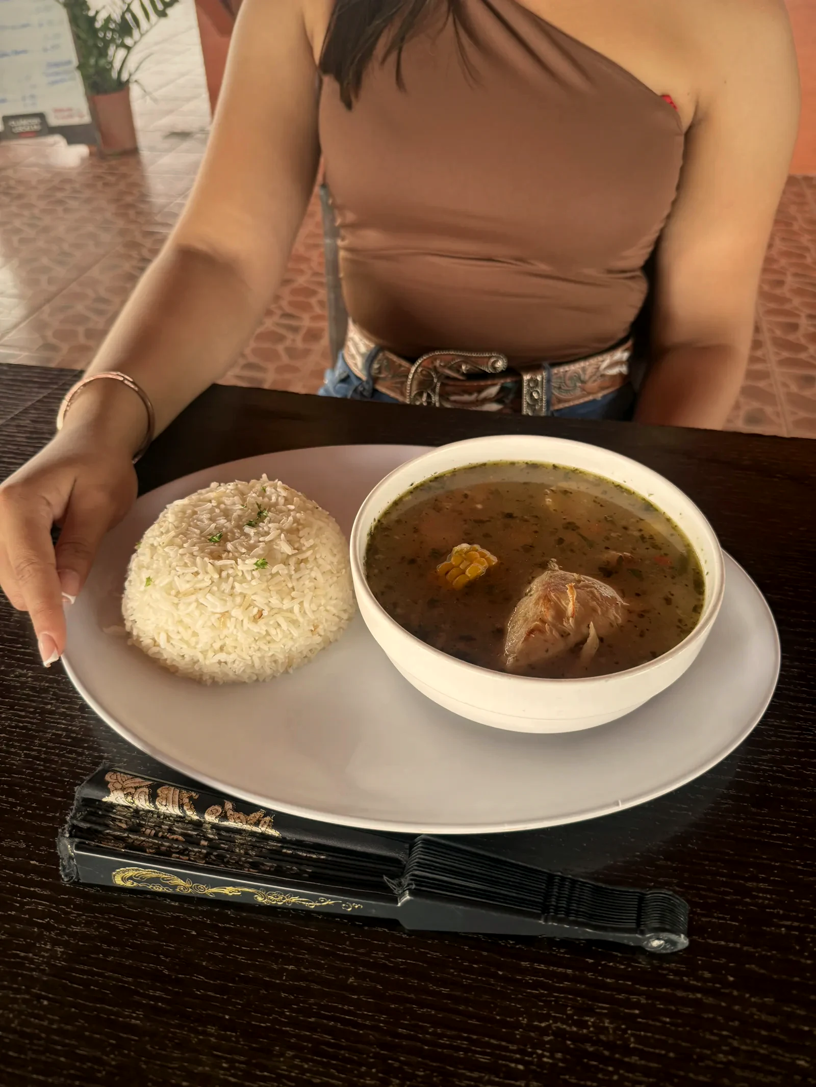 Sopa panamena servida con arroz en el rancho de El Roble, Aguadulce