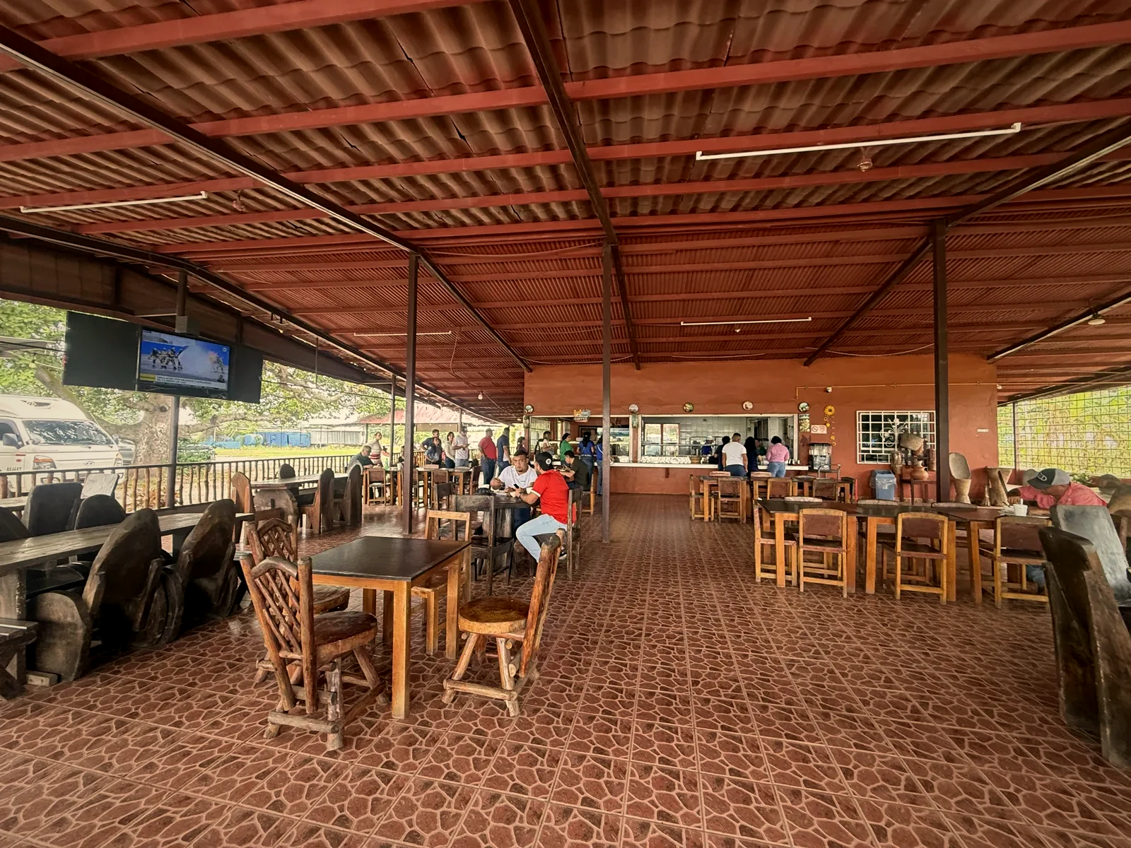 Comedor lleno de comensales en El Rancho Interiorano, El Roble